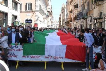 Tutti senza mascherine, esposto Verdi per manifestazione centrodestra Tutti senza mascherine, esposto Verdi per manifestazione centrodestra