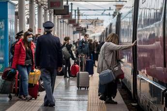 Distanziamento sui treni, resta l'obbligo