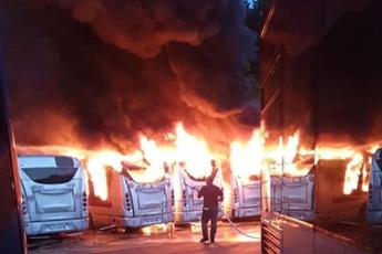 Roma, incendio in deposito Atac: in fiamme 7 autobus