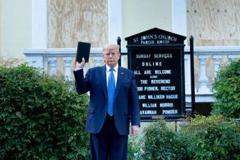 Trump posa con la Bibbia, il vescovo: Non ci posso credere