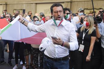 Zangrillo: Salvini si è tolto mascherina? Ha sbagliato