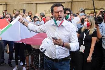 Zangrillo: Salvini si è tolto mascherina? Ha sbagliato Zangrillo: Salvini si è tolto mascherina? Ha sbagliato