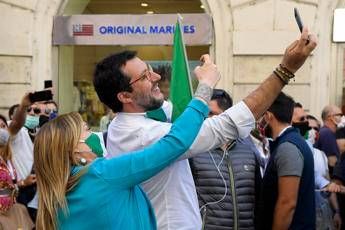 Pd contro Salvini: Selfie senza mascherina, problema sicurezza al Senato Pd contro Salvini: Selfie senza mascherina, problema sicurezza al Senato