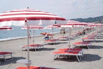 Le regole in spiaggia: distanza anche in acqua