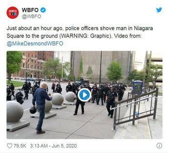 Buffalo, video mostra agenti che spingono anziano: sospesi Buffalo, video mostra agenti che spingono anziano: sospesi
