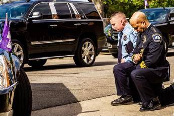 Floyd, Minneapolis vieta ai poliziotti stretta al collo