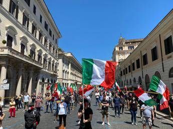 Mascherine tricolori ancora in piazza: La protesta non si ferma Mascherine tricolori ancora in piazza: La protesta non si ferma