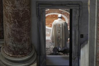 Vaticano, mons. Girotti: Scossi da licenziamento Becciu ma Papa ha visione totale delle cose