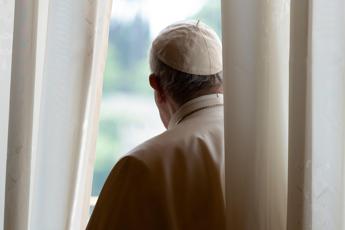 Monito del Papa: Mai più mani che seminano morte e povertà