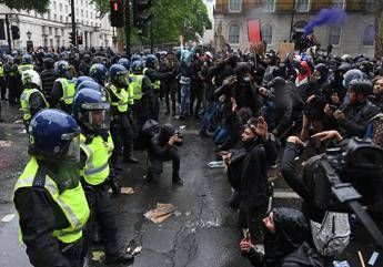 Scontri a Londra durante proteste Black Lives Matter, caos a Downing Street Scontri a Londra durante proteste Black Lives Matter, caos a Downing Street