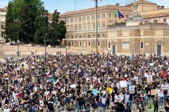 Razzismo, 6000 Sardine a Roma per dire no a violenze e abusi potere - Video - Foto Razzismo, 6000 Sardine a Roma per dire no a violenze e abusi potere - Video - Foto