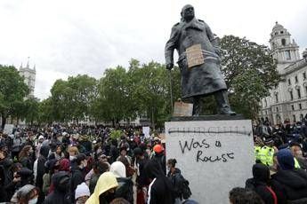 Churchill era razzista, statua sfregiata a Londra Churchill era razzista, statua sfregiata a Londra