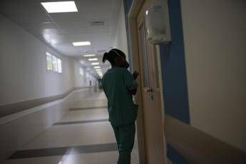 Napoli, indagato per violenza sessuale su pazienti: sospeso medico del 'Pascale' Napoli, indagato per violenza sessuale su pazienti: sospeso medico del 'Pascale'