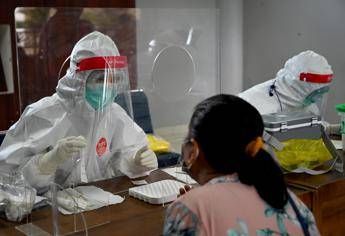 Indonesia, chi non indossa mascherina scava fosse per morti Covid Indonesia, chi non indossa mascherina scava fosse per morti Covid