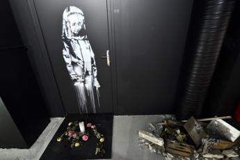 Ritrovata in Abruzzo porta del Bataclan con opera Banksy