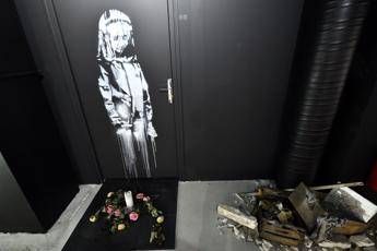 Ritrovata in Abruzzo porta del Bataclan con opera Banksy Ritrovata in Abruzzo porta del Bataclan con opera Banksy