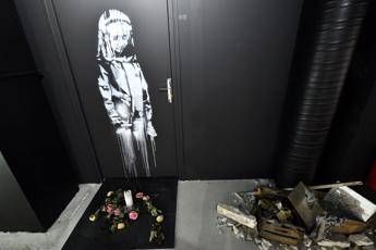 Ritrovata in Abruzzo porta del Bataclan con opera Banksy