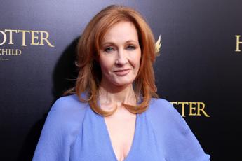 Rowling restituisce premio umanitario dopo nuova polemica su trans