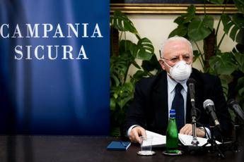 De Luca, altra stoccata a Salvini: Porta seccia... De Luca, altra stoccata a Salvini: Porta seccia...