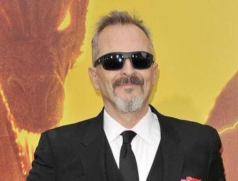Miguel Bosé e i complotti: No a vaccini, 5G e Bill Gates Miguel Bosé e i complotti: No a vaccini, 5G e Bill Gates