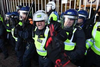 Londra, scontri tra manifestanti di destra e polizia Londra, scontri tra manifestanti di destra e polizia