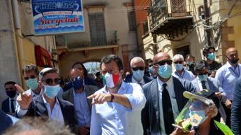 Salvini: Meglio tra la gente che con i vip di Conte... - Video