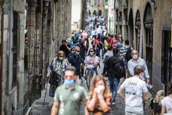 La tosse danneggia le mascherine, goccioline fino a 1 metro