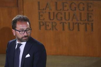 Bonafede a Salvini: Spieghi perché da una spiaggia è fuggito dalle sue responsabilità