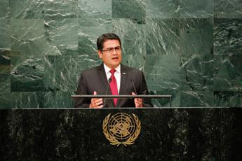 Coronavirus, presidente Honduras ricoverato con polmonite