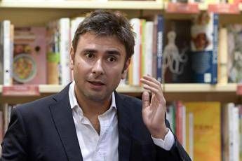Mes, Di Battista: Obsoleto come Berlusconi, ma Pd ha sindrome nostalgia Mes, Di Battista: Obsoleto come Berlusconi, ma Pd ha sindrome nostalgia