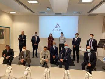 Accordo commerciale su satelliti Platino. Fraccaro: Italia vince quando fa squadra Accordo commerciale su satelliti Platino. Fraccaro: Italia vince quando fa squadra