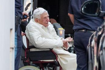 Ratzinger 'esausto' dopo visita al fratello, non è chiaro se tornerà in Vaticano