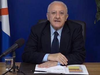 De Luca attacca Salvini: Somaro cafone, ha la faccia come il fondoschiena De Luca attacca Salvini: Somaro cafone, ha la faccia come il fondoschiena