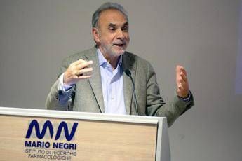 Covid, Remuzzi: Muore metà malati gravi over 70 Covid, Remuzzi: Muore metà malati gravi over 70