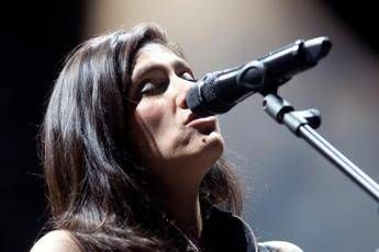 Elisa intona 'Luce' agli Stati generali