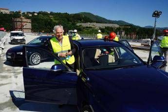 Ponte Genova, oggi la prima auto in transito