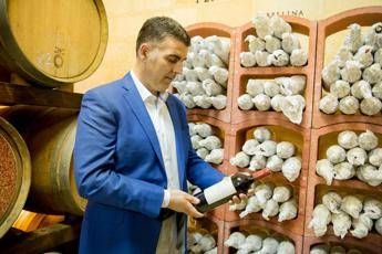 Da Cantine Ermes-Tenute Orestiadi 30mila bottiglie di vino a Banco Alimentare Da Cantine Ermes-Tenute Orestiadi 30mila bottiglie di vino a Banco Alimentare