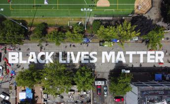 No a scritta 'Black lives matter' lunga 100 metri, Sardine bocciate