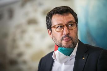 Salvini: Migranti positivi e il governo pensa alla mia mascherina