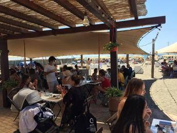 Ristoranti e spiagge Fregene prese d'assalto: Finalmente si riparte Ristoranti e spiagge Fregene prese d'assalto: Finalmente si riparte