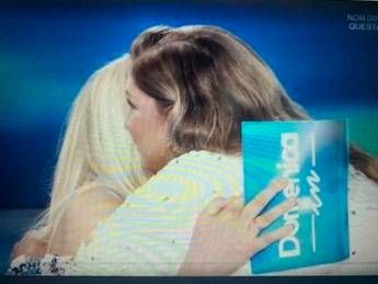 Mara Venier abbraccia Romina Power, twitter non perdona Mara Venier abbraccia Romina Power, twitter non perdona