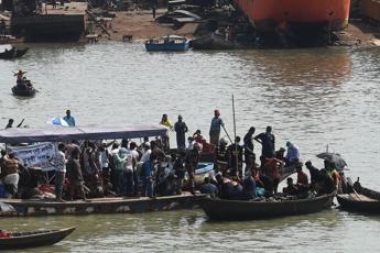 Bangladesh, scontro tra traghetti: decine di morti e dispersi