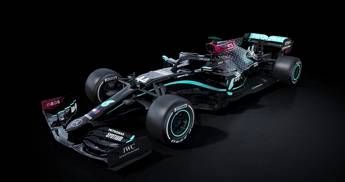 Mercedes si veste di nero, lotta al razzismo in pista Mercedes si veste di nero, lotta al razzismo in pista