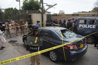 Pakistan, attacco alla borsa di Karachi: almeno 10 morti