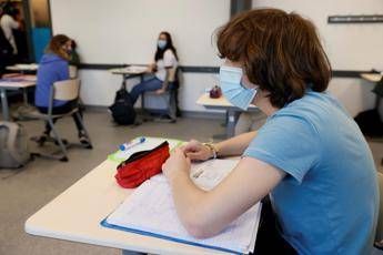 Scuola, Azzolina: Ingressi scaglionati per fasce d'età, in arrivo banchi singoli