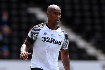 Paura per Andre Wisdom, difensore Derby County accoltellato in una rapina