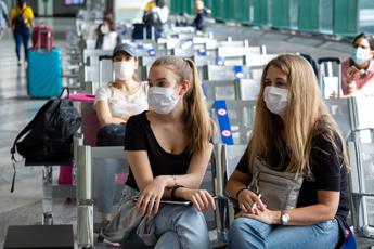 Coronavirus, l'infettivologo: Può tornare con voli internazionali