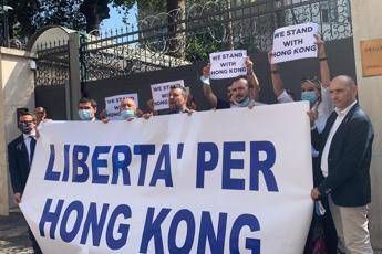 Hong Kong, Salvini al flash mob: Solidarietà contro regime Hong Kong, Salvini al flash mob: Solidarietà contro regime