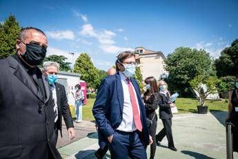 Sileri: Basta terrorismo, virus tra noi ma sotto controllo Sileri: Basta terrorismo, virus tra noi ma sotto controllo