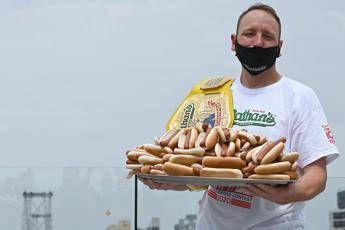 75 hot dog divorati in 10 minuti, nuovo record del mondo 75 hot dog divorati in 10 minuti, nuovo record del mondo